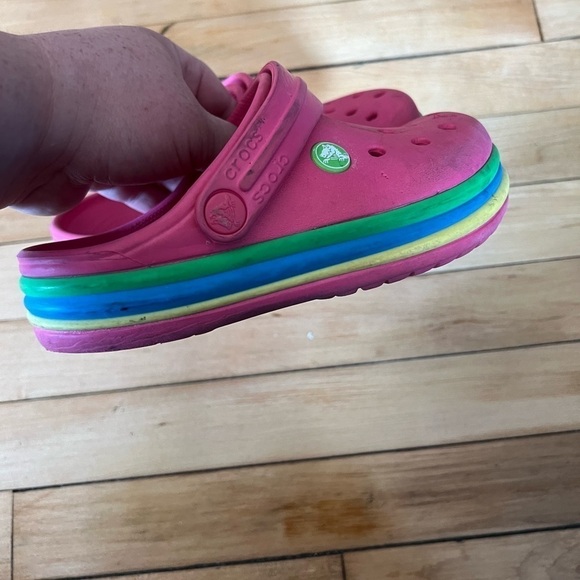 Crocs pink with rainbow band youth clogs - Picture 2 of 4
